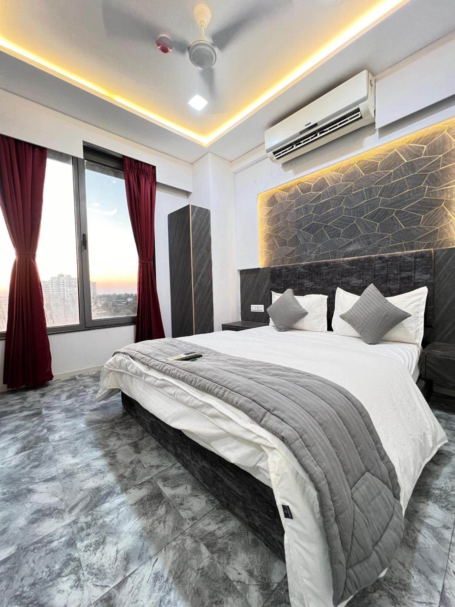 Hotel Star Galaxy Surat Dış mekan fotoğraf