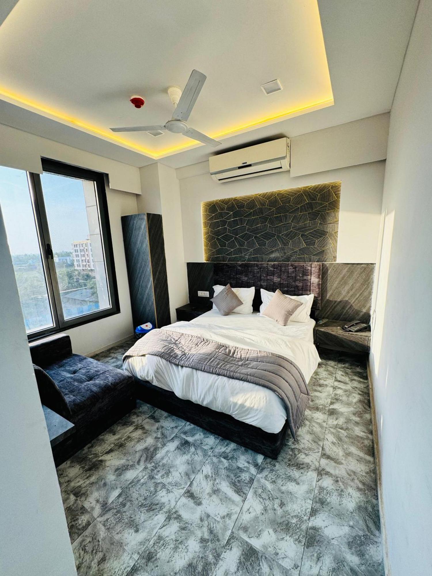 Hotel Star Galaxy Surat Dış mekan fotoğraf